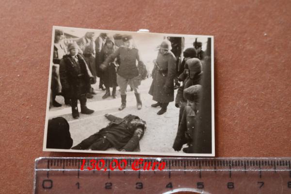 altes Foto - Leiche auf der Strasse umringt von deutschen und russischen ?  Soldaten